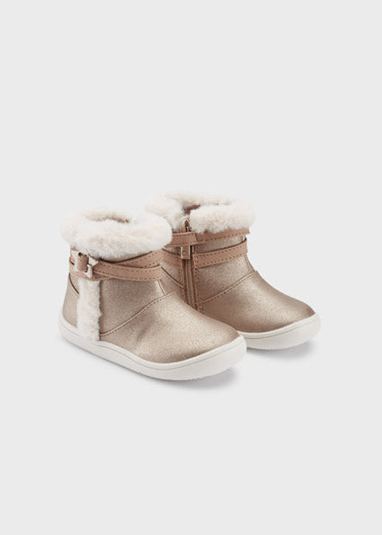 Mayoral botin detalle pelo oro